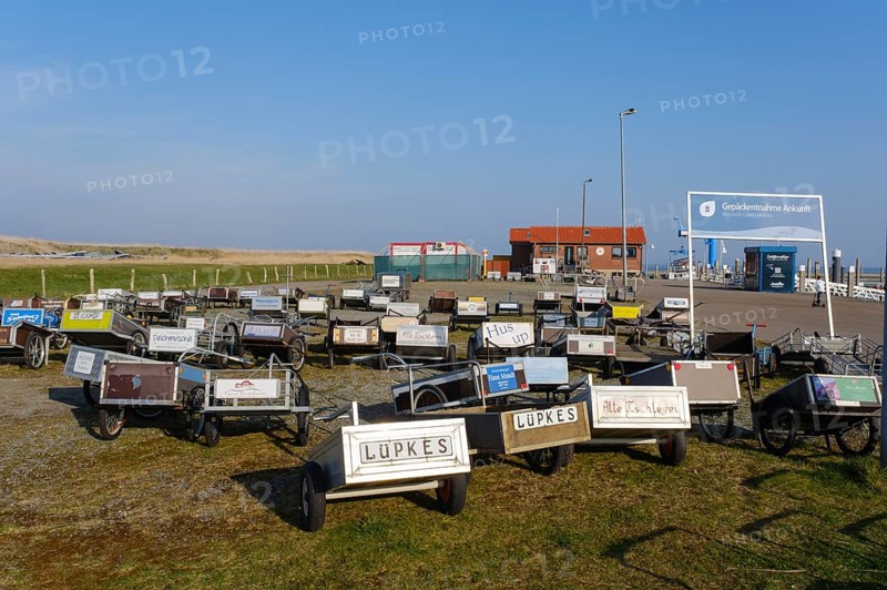 Handwagen fuer Urlaubergepaeck am Hafen