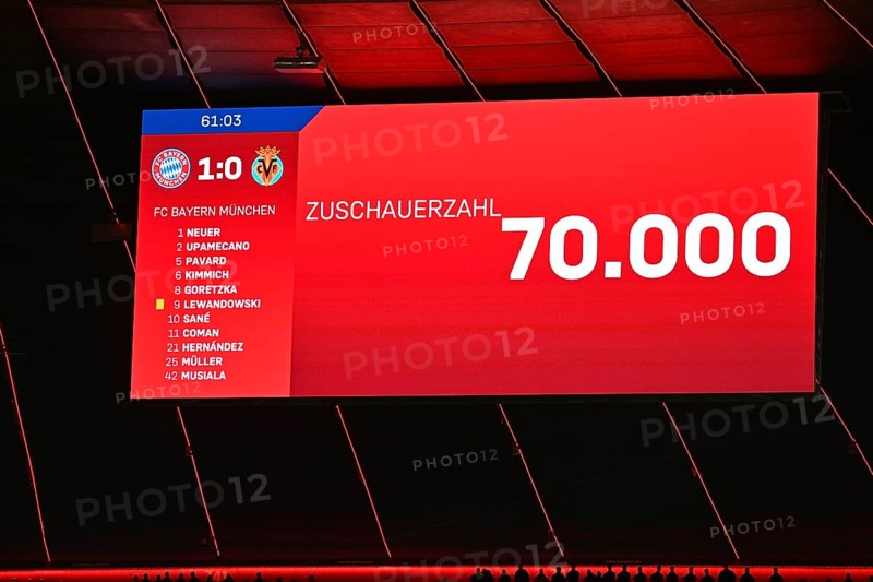 Anzeigetafel mit Aufstellung FC Bayern Muenchen FCB