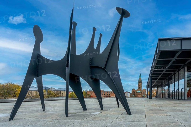 The artwork Tetes et Queue by Alexander Calder at the Neue Nationalgalerie