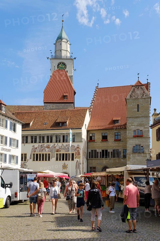 Market on the Hofstatt with town hall and St. Nicholas church
