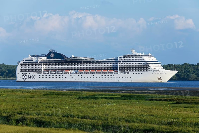 Cruise ship MSC Magnifica on the Elbe near Wedel