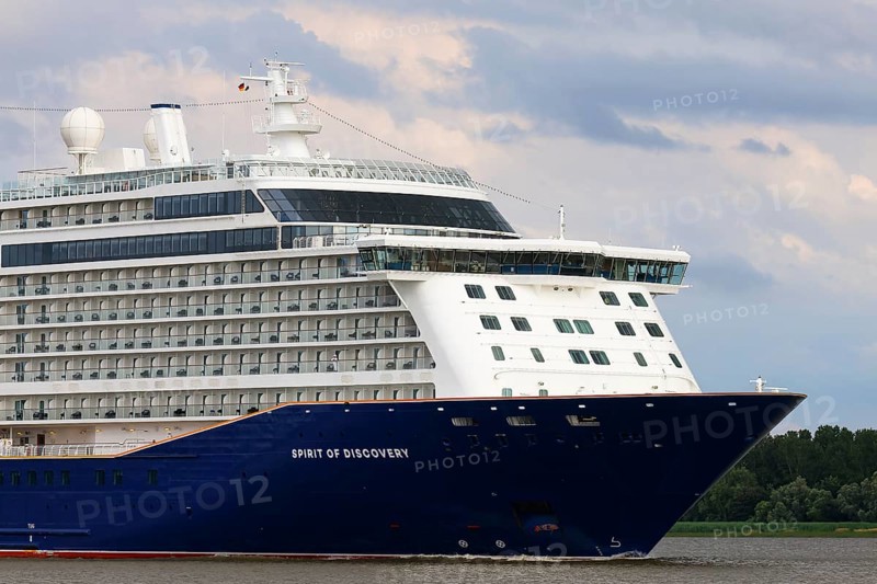 Cruise ship Spirit of Discovery leaves the port of Hamburg on the Elbe