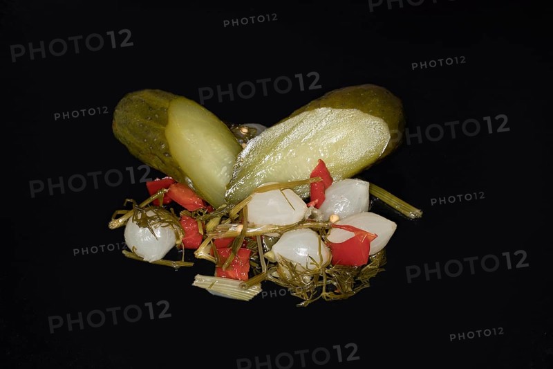 Fermented gherkins with pearl onion
