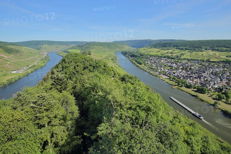 View from the Prinzenkopfturm lookout tower of the Moselle valley with Puenderich