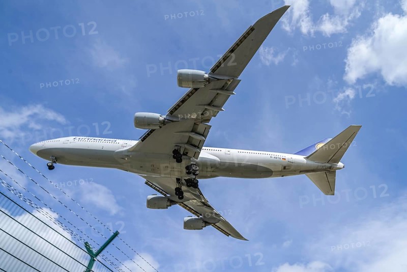 Landing approach aircraft jumbo jet Lufthansa Boeing 747-830
