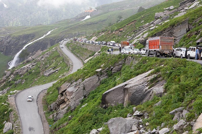 Traffic jam on the road to Rohtang Pass
