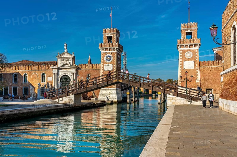 Entrance portal and gate Ingresso allAcqua of the Arsenal