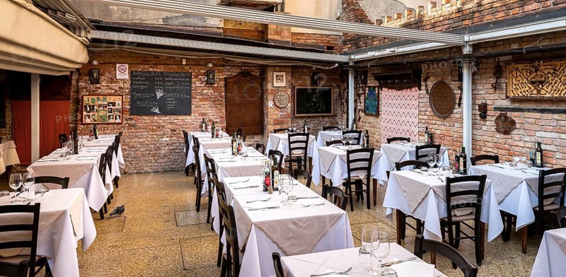 Restaurant in the courtyard of a residential building in the lagoon city of Venice