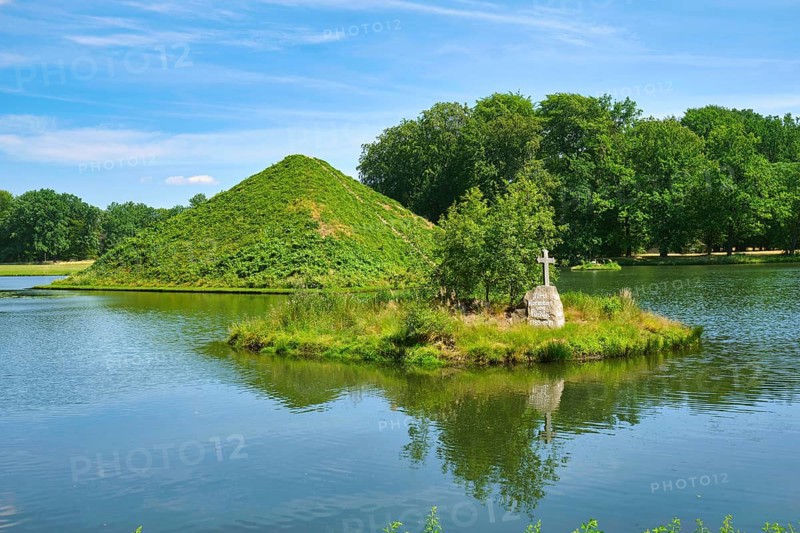 Lake pyramid