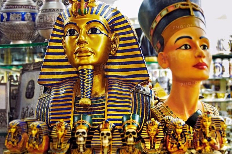 Tutankhamun and Nefertiti as tourist kitsch
