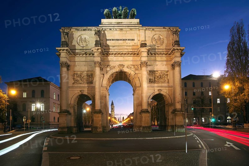 Siegestor illuminated in the evening