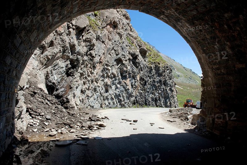 Mountain road behind tunnel hit by rockslide