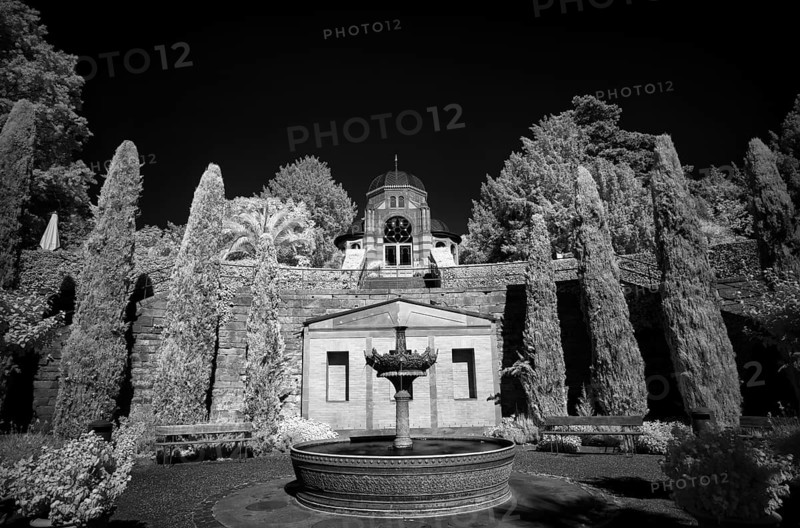 Fountain and pavilion Belvedere in Moorish style