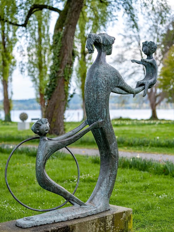 Sculpture 'Geborgene Kindheit