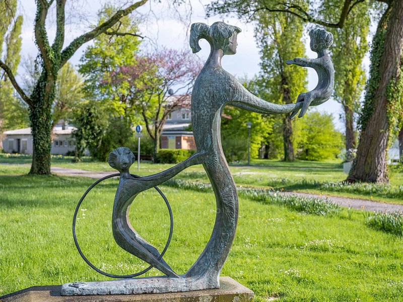 Sculpture 'Geborgene Kindheit