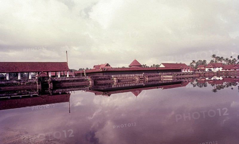 Irinjalakuda Koodal Manikyam temple with tank in Irinjalakuda