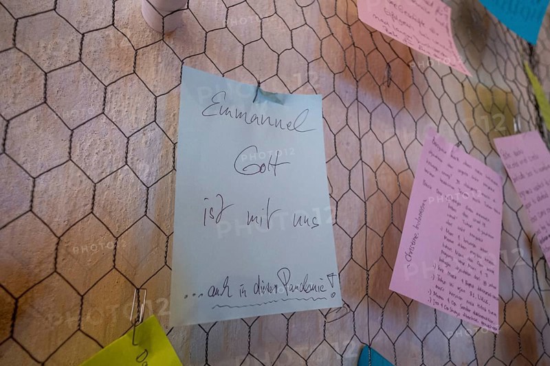 Note on the prayer wall in the Heiliggeistkirche in Heidelberg with thanks for God's assistance during the Corona pandemic