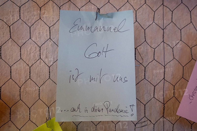 Note on the prayer wall in the Heiliggeistkirche in Heidelberg with thanks for God's assistance during the Corona pandemic