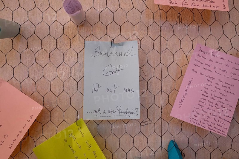 Note on the prayer wall in the Heiliggeistkirche in Heidelberg with thanks for God's assistance during the Corona pandemic