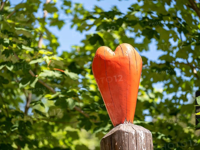 Red wooden heart on the Liebesbankweg