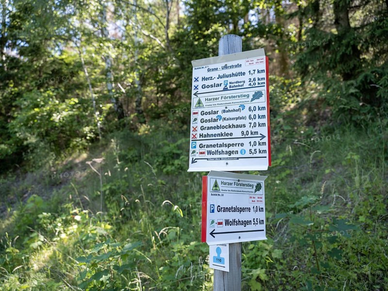 Hiking signpost on the bank of the Granetalsperre
