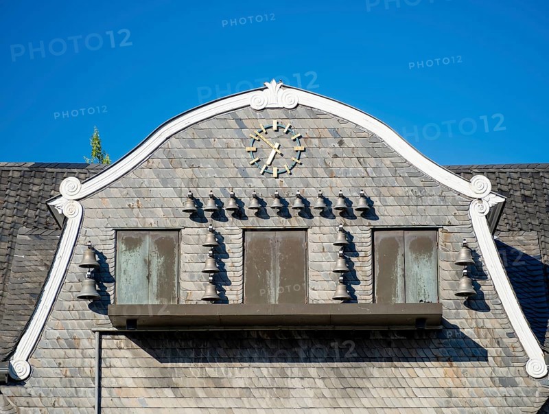 Glockenspiel at the Kaiserringhaus with slate facade