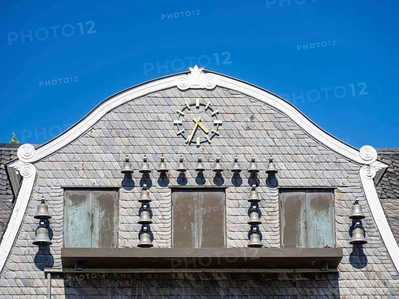 Glockenspiel at the Kaiserringhaus with slate facade