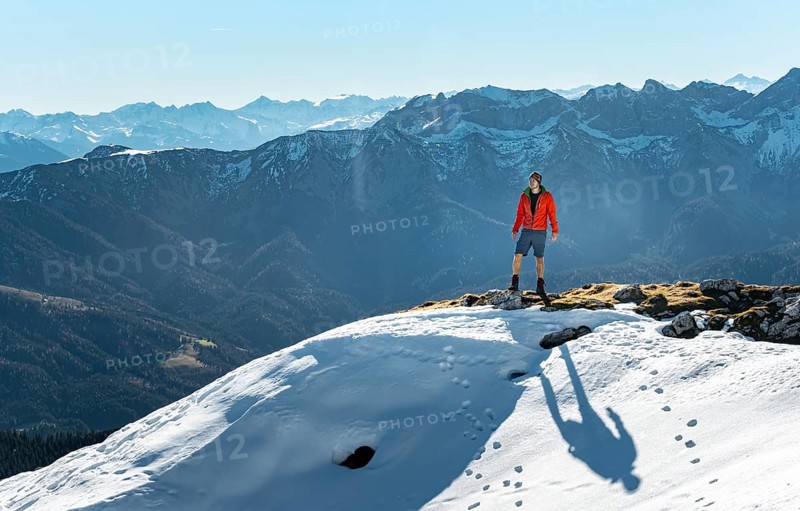 Mountaineers in front of snow-covered mountains of the Rofan