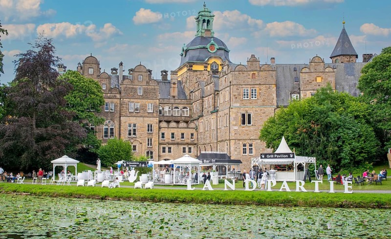 Food and drink stands in front of the castle