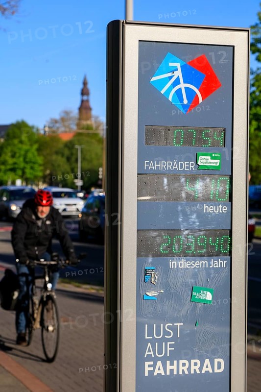 Column for counting passing bicycles at Friedrichswall