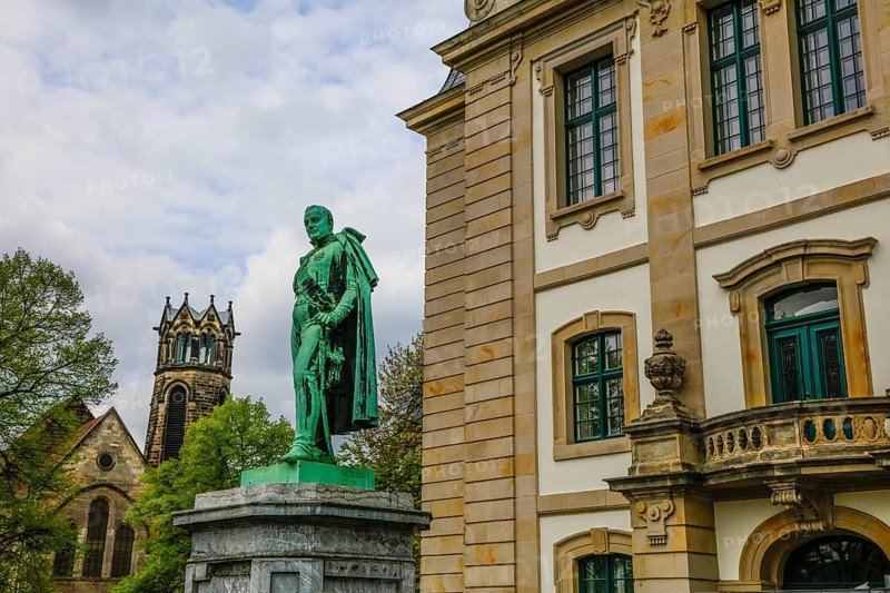 Bronze statue of Carl von Alten in front of the Lower Saxony State Archives