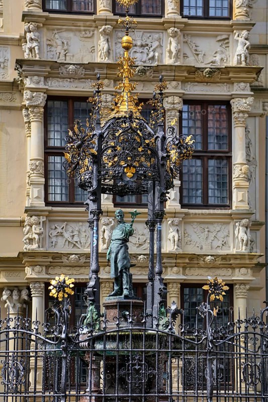 Holzmarkt with Leibnizhaus and Oskar Winter Fountain