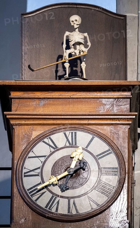 Grandfather clock with rotating figure of the Death of Altoetting in the collegiate parish church of St. Philip and St. James