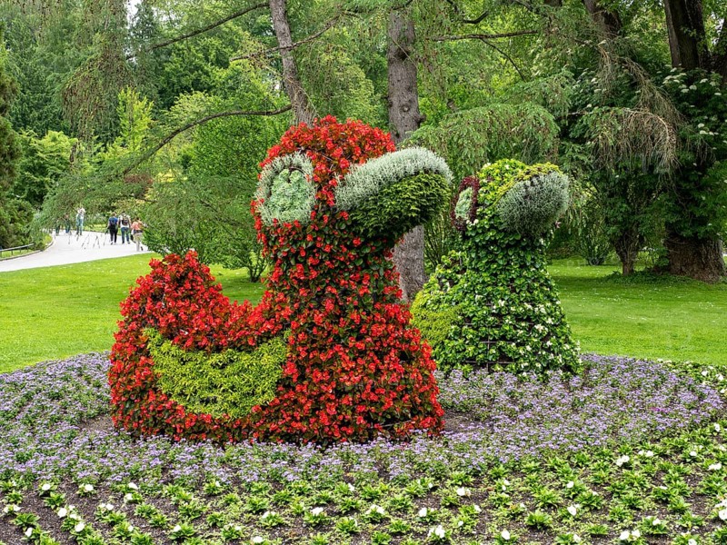 Flower sculpture ducks