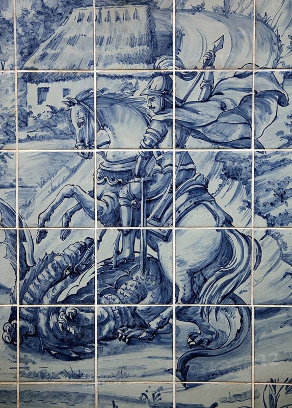 Island fountain with tiles
