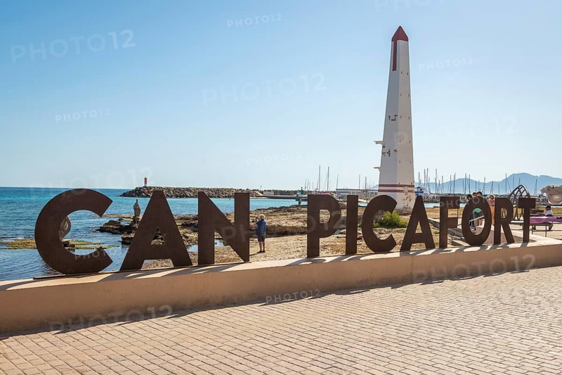 Beach promenade with Can Picafort lettering and obelisk, Can Picafort