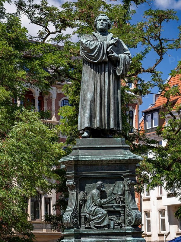 Luther monument by the sculptor Adolf von Donndorf from 1895 on Karlsplatz in Eisenach. The plinth motif shows the reformer Martin Luther,