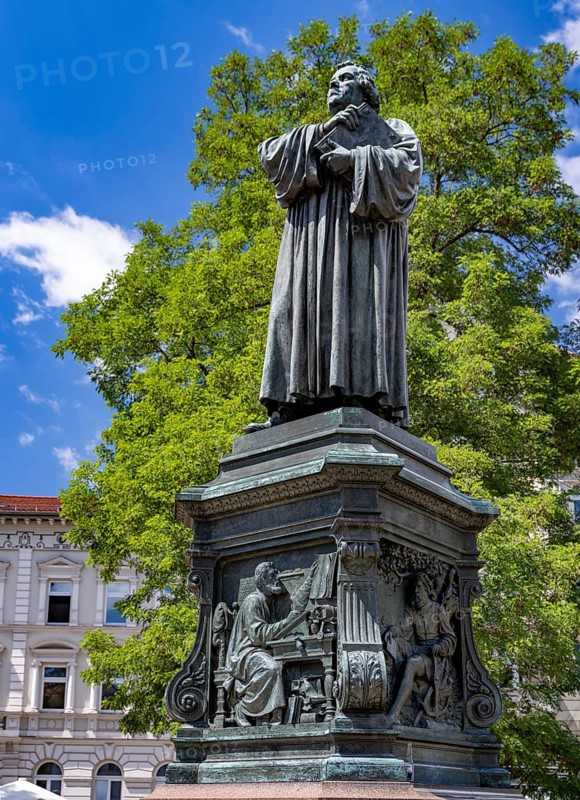 Luther monument by the sculptor Adolf von Donndorf from 1895 on Karlsplatz in Eisenach. The reformer Martin Luther,