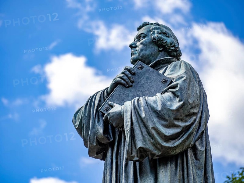 Luther monument by the sculptor Adolf von Donndorf from 1895 on Karlsplatz in Eisenach. The reformer Martin Luther,