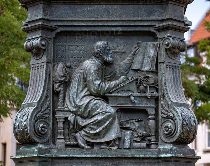 Luther monument by the sculptor Adolf von Donndorf from 1895 on Karlsplatz in Eisenach. The plinth motif shows the reformer Martin Luther,