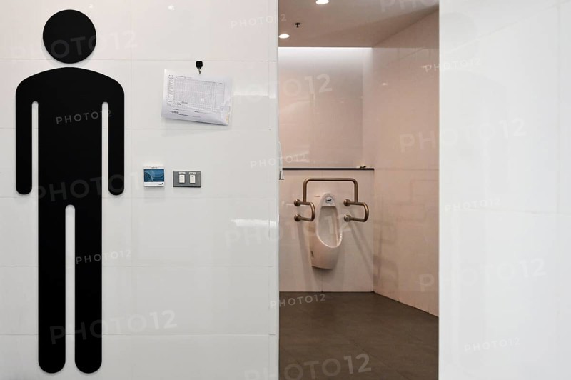 Entrance urinal,