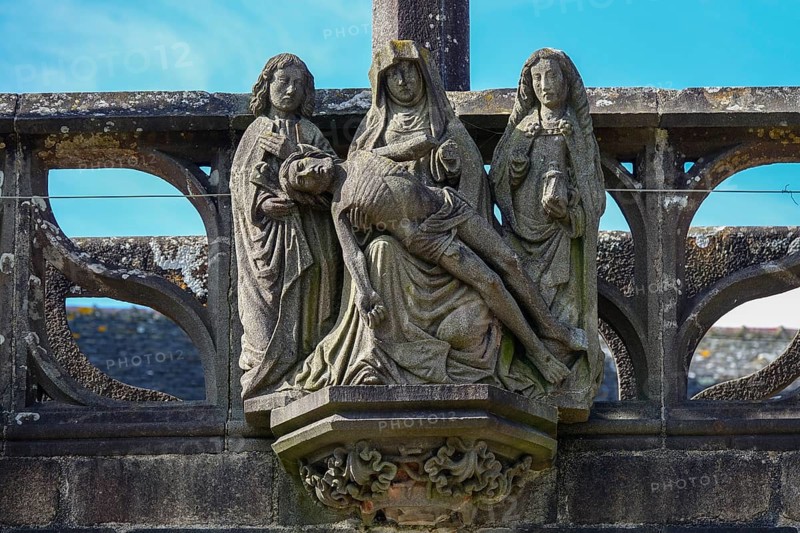 Deposition of the cross Pieta at the triumphal arch, enclosed parish Enclos paroissial Eglise Saint-Salomon de La Martyre