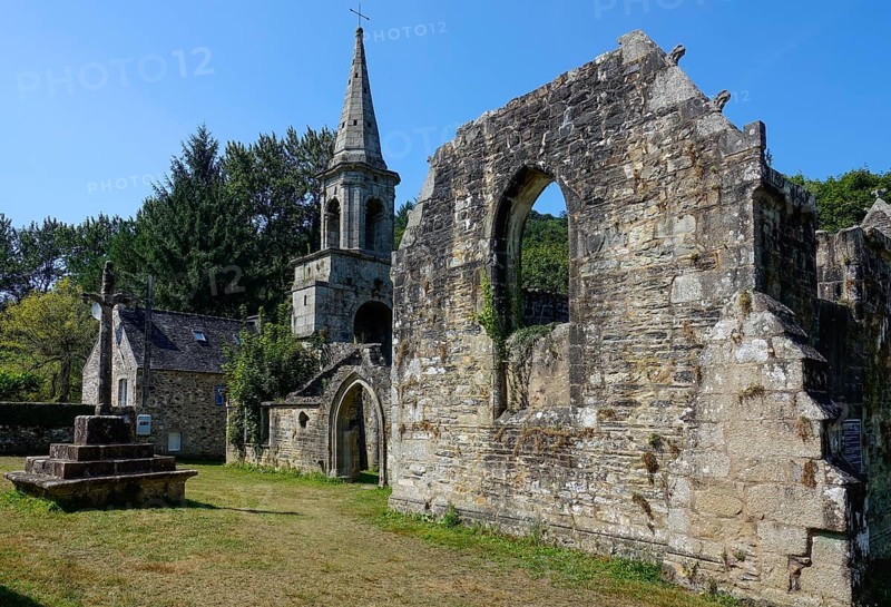 Ruin of the Gothic-style Pont-Christ chapel on the banks of the Elorn, La Roche-Maurice