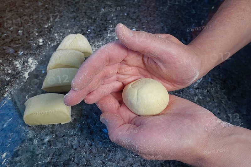 Swabian cuisine, preparing steam noodle burgers