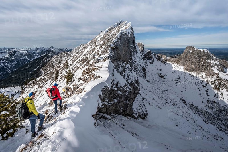 Two climbers on a snow-covered rocky ridge, Fensterl on the hiking trail to Ammergauer Hochplatte