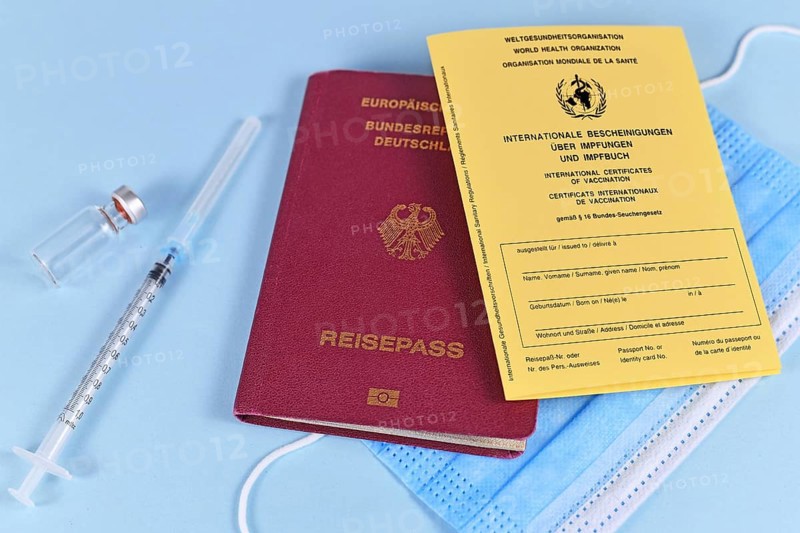 Concept for travel restrictions for people without corona virus vaccination with international certificate of vaccination, German travel passport