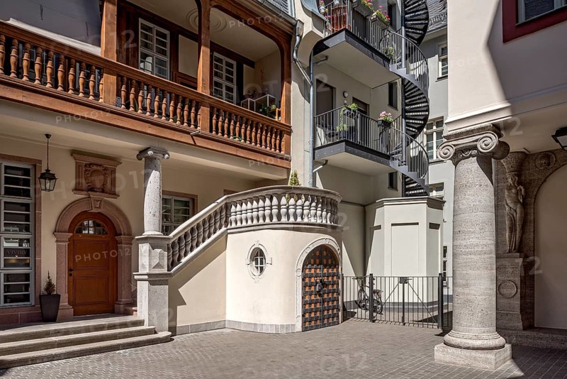 Reconstructed and modern town houses, Hof zum Goldenen Laemmchen