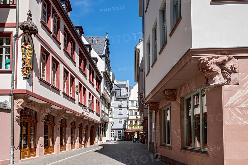 Reconstructed patrician residence Das Goldene Laemmchen and town houses with shops, Hinter dem Laemmchen