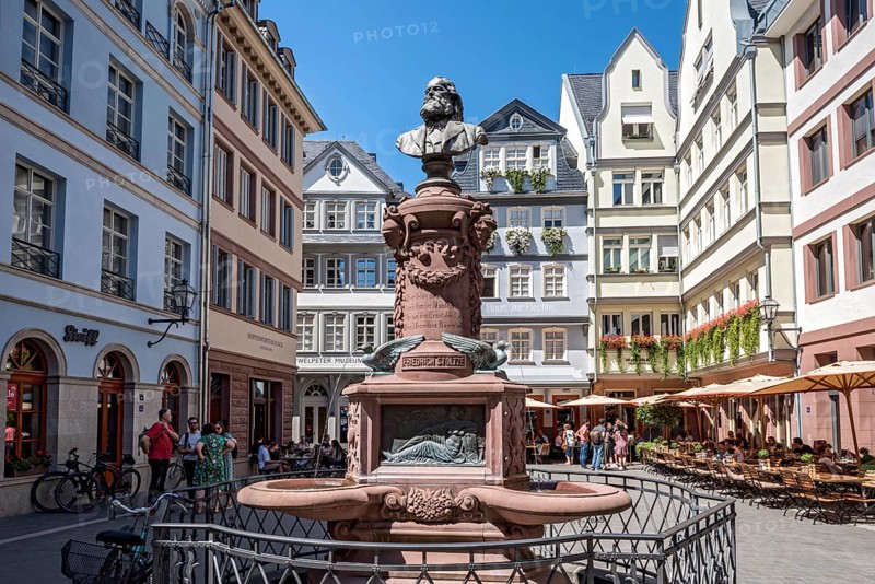 Monument to Friedrich Stoltze, modern and reconstructed town houses with shops and street cafes on Huehnermarkt
