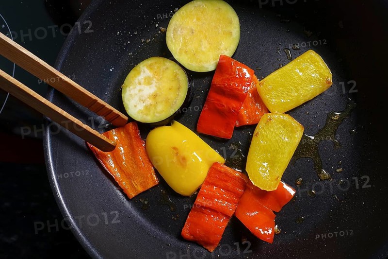 Swabian cuisine, preparing steam noodle burgers